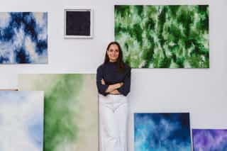 Martina nel suo studio circondata dalle sue opere